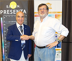 Stretta di mano davanti al roll-up di Edizioni Scripta Manent al congresso S.I.E.U.N.